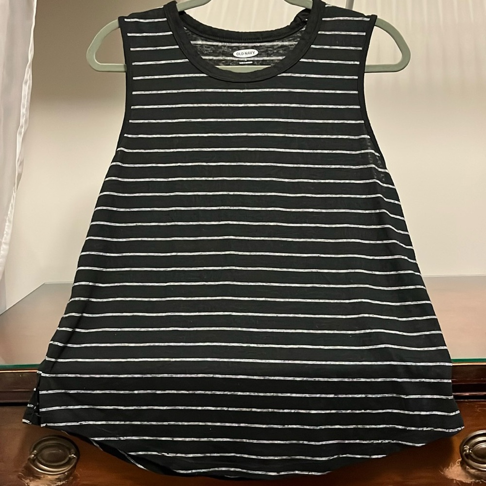 EUC Old Navy Women's Large Black and White Stripe Sleeveless Tee